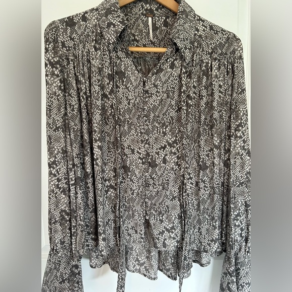 Free People Modern Muse Snakeskin Oversized High Low Long Sleeve Top - Picture 4 of 14